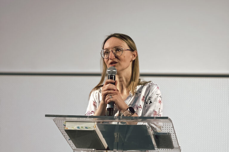 slaviti Boga u teškim trenutcima; teškoćama; magnificat; slavljenje.