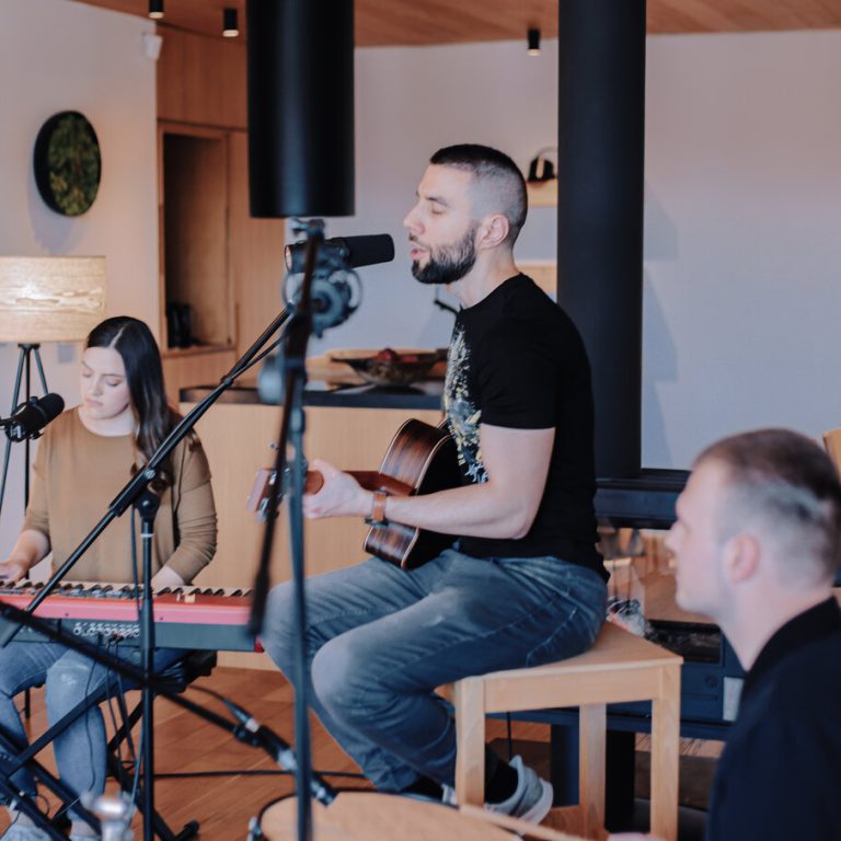 BP Basic: Slavljenje u jednostavnijem, akustičnom aranžmanu